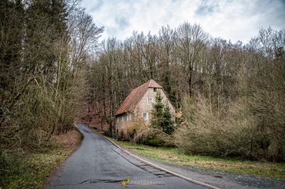 Eine Straße mit einem Haus in der Mitte