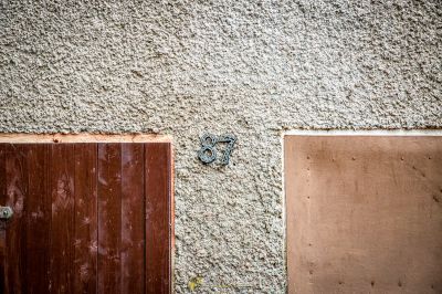 Eine Tür ist in der Wand des Gebäudes geöffnet