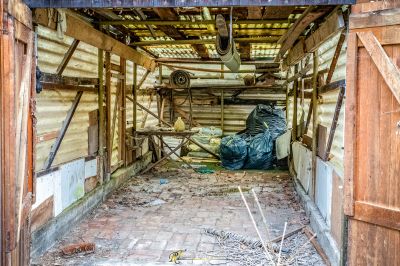 Ein Zimmer mit einer kaputten Decke und einer kaputten Tür