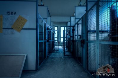 Einen Flur mit einem Haufen Türen und einem Schild