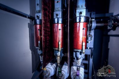 Zwei Rohre sind mit einer Wand in einem Raum verbunden