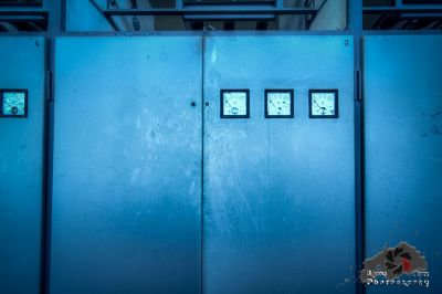 Zwei blaue Türen mit einer Uhr darauf