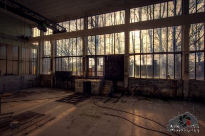 Ein Zimmer mit vielen Fenstern und vielen Trümmern