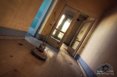 Ein Zimmer mit einer Tür und einer Feuerhydraulika