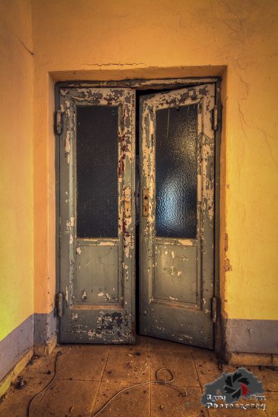 Zwei Türen in einem Raum mit einer Wand