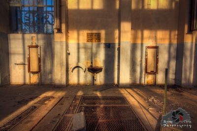 Ein schmutziges Zimmer mit Waschbecken und Fenster