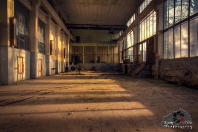 Ein großer Raum mit vielen Fenstern