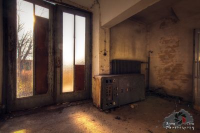 Ein Zimmer mit Herd und Fenster