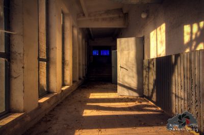 Ein langer Flur mit einer Uhr an der Wand