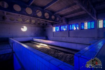 Ein Raum mit einer Feuerstelle und einem Fenster