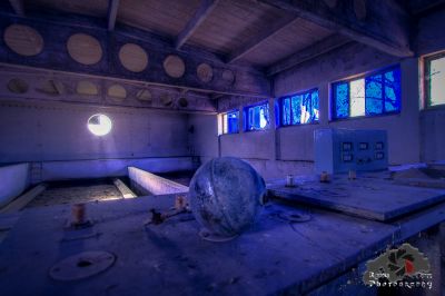 Ein Raum mit einem großen runden Objekt auf dem Boden