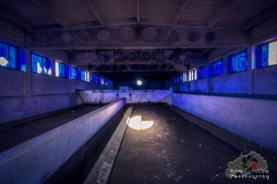 Einen langen dunklen Flur