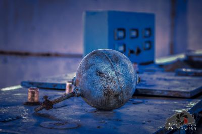 Ein Ball und ein Wren auf einem Tisch