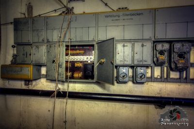 Ein Raum mit einer Reihe von elektrischen Geräten