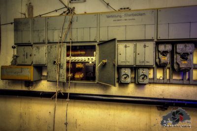 Ein großer Maschinenraum mit vielen Maschinen