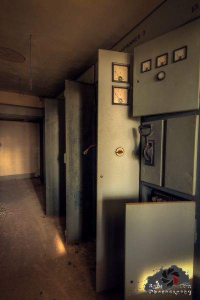 Ein Zimmer mit Kühlschrank und Uhr