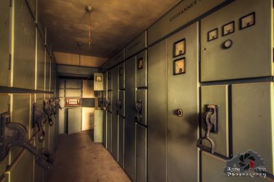 Ein langer Flur mit einem Haufen Schließfächern