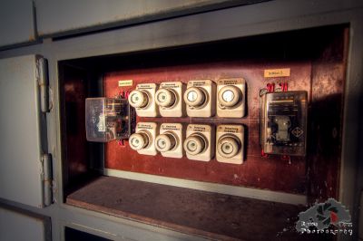 Eine Nahaufnahme einer Metallbox mit einer Reihe von elektrischen Geräten