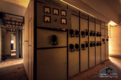 Ein Raum mit einer Reihe von Bildern an der Wand