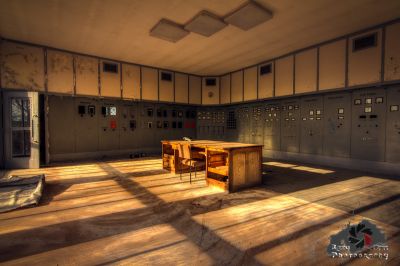 Ein Zimmer mit Schreibtisch und Stuhl