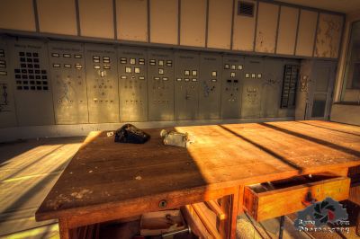 Ein Holztisch mit einem Blumenstrauß darauf