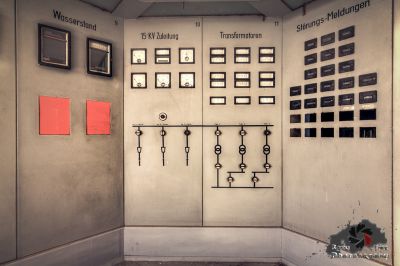 Ein Raum mit einer Reihe von Bildern an der Wand