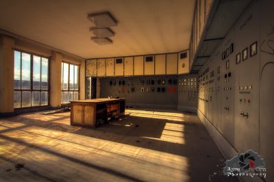 Ein Zimmer mit einem Schreibtisch und einem Fenster