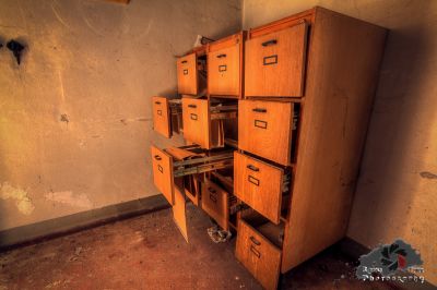 Ein Holzschrank mit Schubladen