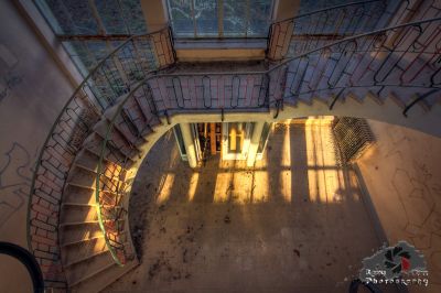 Eine Treppe mit viel Graffiti darauf