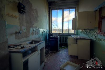 Eine Küche mit Waschbecken und Fenster