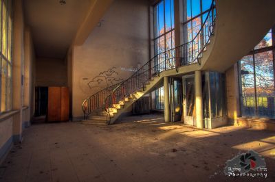 Ein Zimmer mit einer Treppe und einem Fenster