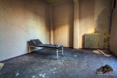 Ein Stuhl in einem Raum mit einer tapezierten Wand