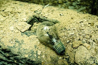 Eine Glühbirne, die auf dem Boden liegt