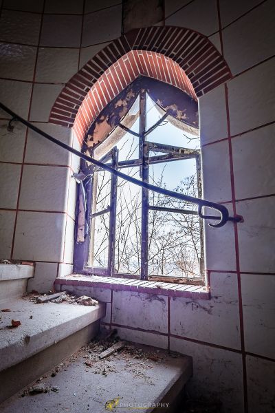 Ein Fenster mit einem zerbrochenen Glas in der Mitte eines Raumes