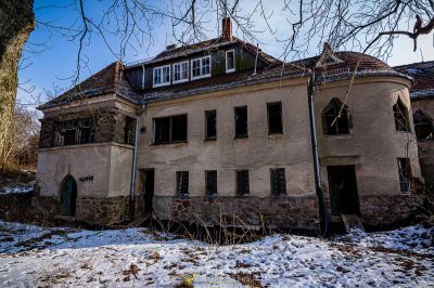 Ein sehr altes Haus mit vielen Fenstern