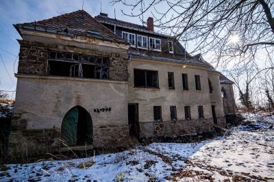 Ein sehr altes Haus mit vielen Fenstern