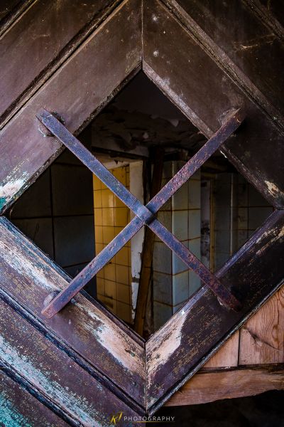 Ein zerbrochenes Fenster in einem Gebäude mit einem zerbrochenen Glas