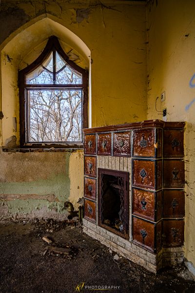 Ein Zimmer mit Kamin