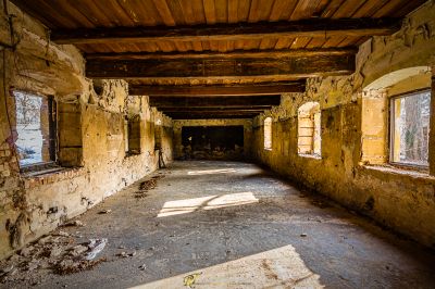 Ein Raum mit viel Peeling Farbe