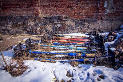 Ein Haufen alter und gebrochener Skier im Schnee