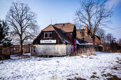 Ein Haus mit einem Schild auf der Vorderseite