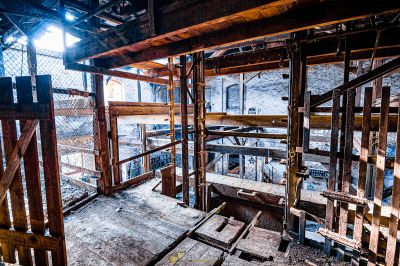 Ein Zimmer mit viel Holz und viel Holz