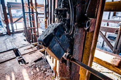 Eine Metallverriegelung an einer hölzernen Tür