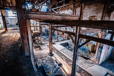 Ein Raum mit vielen Trümmern und Trümmern