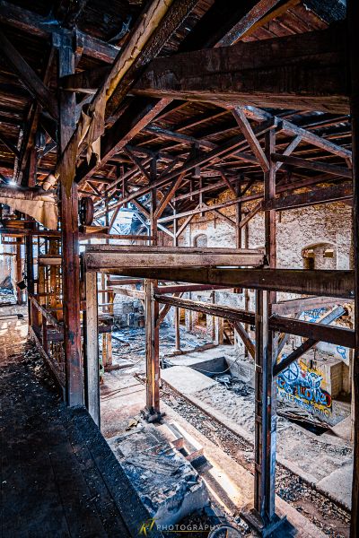 Ein sehr altes Gebäude mit vielen Trümmern