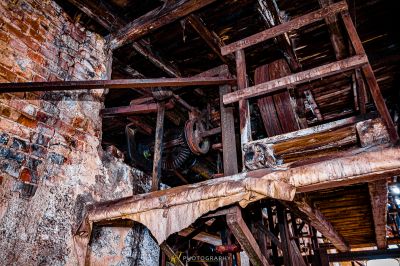 Ein sehr altes Gebäude mit einer sehr alten Uhr