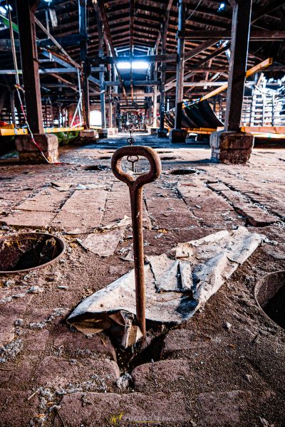 Ein rostiger Anker in einem Gebäude