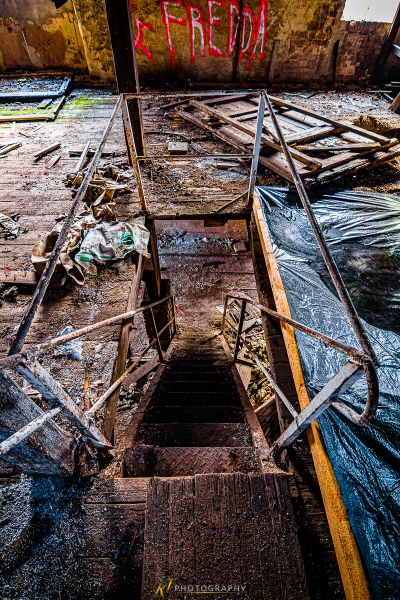 Ein schmutziger Raum mit vielen Trümmern und einem Schild