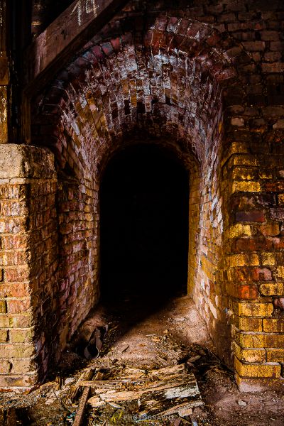 Ein Ziegeltunnel mit einem Feuer darin