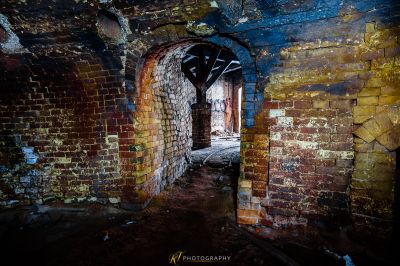 Ein Ziegeltunnel mit einem Licht, das durch ihn kommt